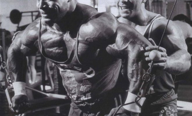 lee haney e rich gaspari allenano i pettorali con i cross over ai cavi alti